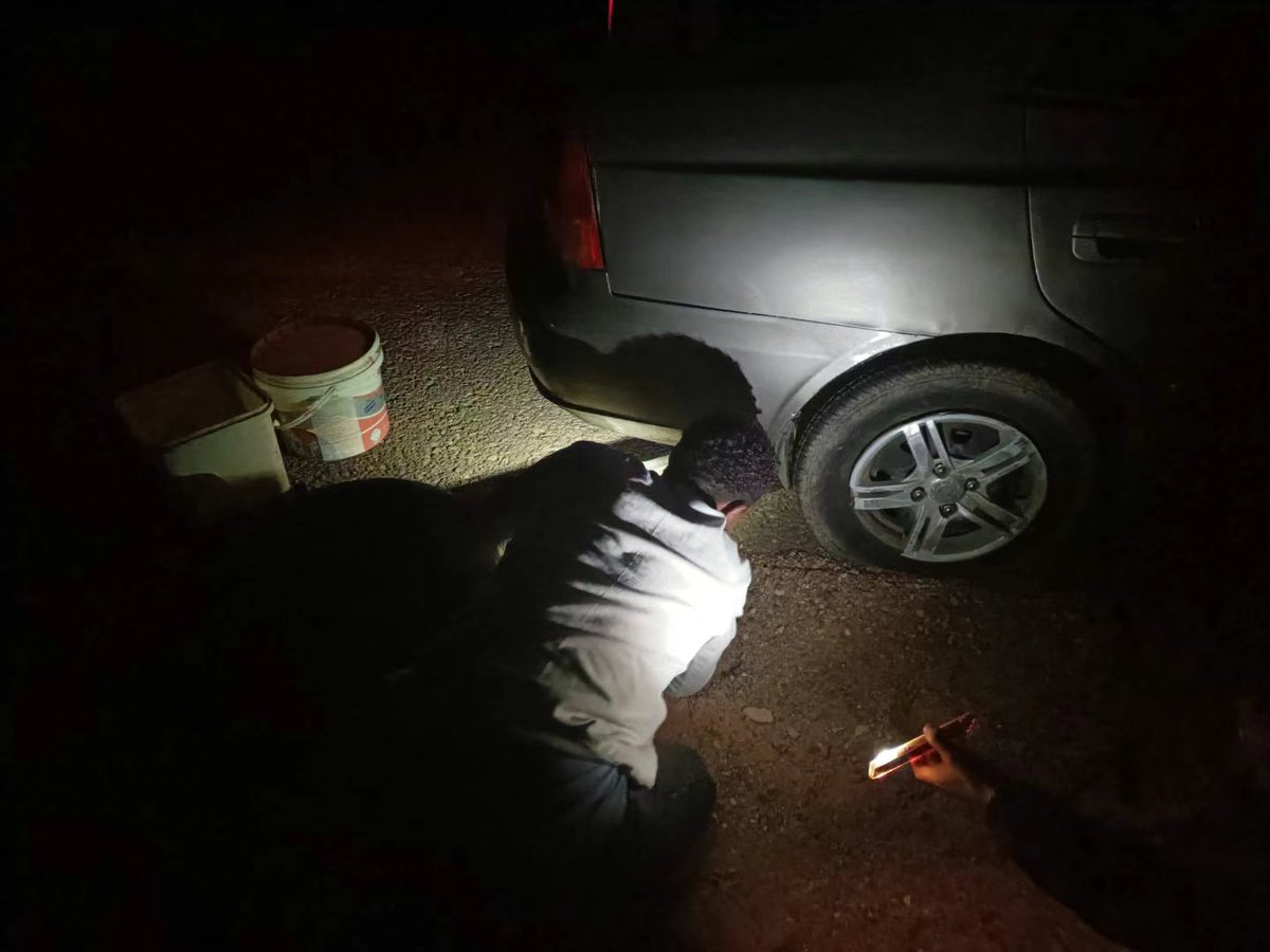 juwels3364's tweet photo. Got stranded with a flat tire at 10pm alone. A passing stranger pulled over, helped me change it, and refused my cash—said "just pass the kindness on." Still in awe of that small, huge act. https://t.co/h0NAshq4wa