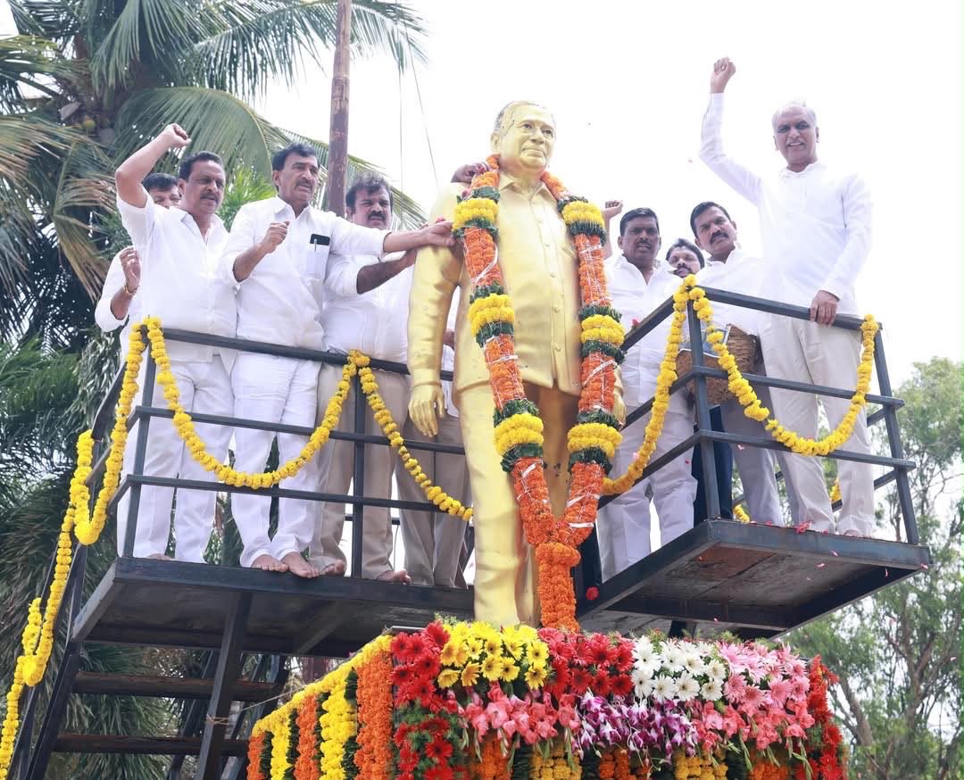 BRSHarish's tweet photo. నాలుగున్నర కోట్ల తెలంగాణ ప్రజల ఆకాంక్షలకు ప్రతీక, తెలంగాణ సిద్ధాంతకర్త, తెలంగాణ ముద్దుబిడ్డ ఆచార్య కొత్తపల్లి జయశంకర్‌ సార్‌ జయంతి సందర్భంగా ఘన నివాళులు.

జీవితాంతం తెలంగాణ రాష్ట్ర సాధననే లక్ష్యంగా, ఏకైక ఎజెండాగా చేసుకు���ి ఉద్యమించిన మహనీయుడు జయశంకర్‌ సార్‌.

భవిష్యత్‌ తరాలకు జయశంకర్‌ సార్‌ స్ఫూర్తిని అందించాలనే సంకల్పంతో ఆయన జీవిత విశేషాలను పాఠ్యపుస్తకాల్లో చేర్చిన ఘనత కేసీఆర్‌ గారిదే.

వ్యవసాయ విశ్వవిద్యాలయానికి, భూపాలపల్లి జిల్లాకు ఆయన పేరును నామకరణం చేయడంతో పాటు, ప్రతి ఏడాది ఆయన జయంతి, వర్ధంతిని ప్రభుత్వం అధికారికంగా నిర్వహించేలా నిర్ణయం తీసుకున్నారు.

జయశంకర్‌ సార్‌ ఆశయాలను స్ఫూర్త��గా తీసుకుని, ఆయన చూప��న మార్గంలో పయనించడమే ఆయనకు మనమిచ్చే నిజమైన నివాళి.

జోహార్ జయశంకర్‌ సార్✊