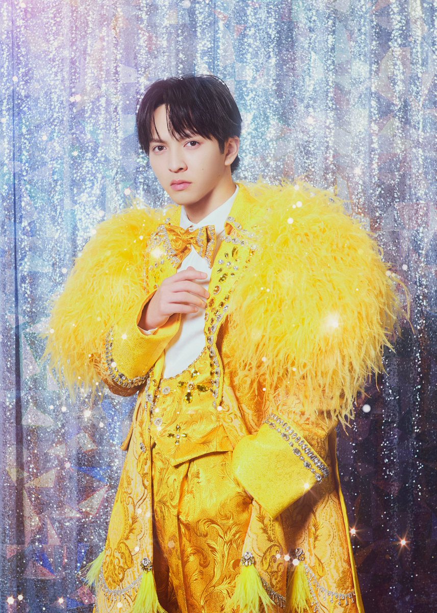 oricon's tweet photo. M!LK佐野勇斗、MVの共演者とは
21年前から"お友達"？幼少期の写真が話題
⠀
「苦手な方すみません」と配慮も
https://t.co/JtrWCVopuF
⠀
ユニット曲『罪と罰と雨とキス』MVで、白いヘビを首に巻いて"共演"した佐野が、21年前に同じくヘビを首に巻いて撮った幼少期の写真を公開。 「子供の頃から友達でした」とおちゃめなコメントを添えている。なお、同ユニットの吉田仁人は首には巻いておらず、同じ画角に収まるまでに留めている。
