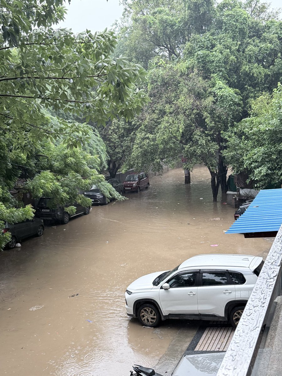 canil68's tweet photo. In Gurugram all arrangements of water logging removal are failed in Patel Nagar Gurugram from last two three years no leader and no government official are looking this area there are seen of flood in this area and all the residents are facing problems but none is to hear problem https://t.co/Z0vRFs4N43