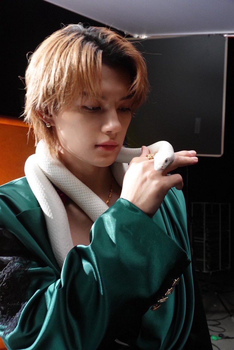 oricon's tweet photo. M!LK佐野勇斗、MVの共演者とは
21年前から"お友達"？幼少期の写真が話題
⠀
「苦手な方すみません」と配慮も
https://t.co/JtrWCVopuF
⠀
ユニット曲『罪と罰と雨とキス』MVで、白いヘビを首に巻いて"共演"した佐野が、21年前に同じくヘビを首に巻いて撮った幼少期の写真を公開。 「子供の頃から友達でした」とおちゃめなコメントを添えている。なお、同ユニットの吉田仁人は首には巻いておらず、同じ画角に収まるまでに留めている。