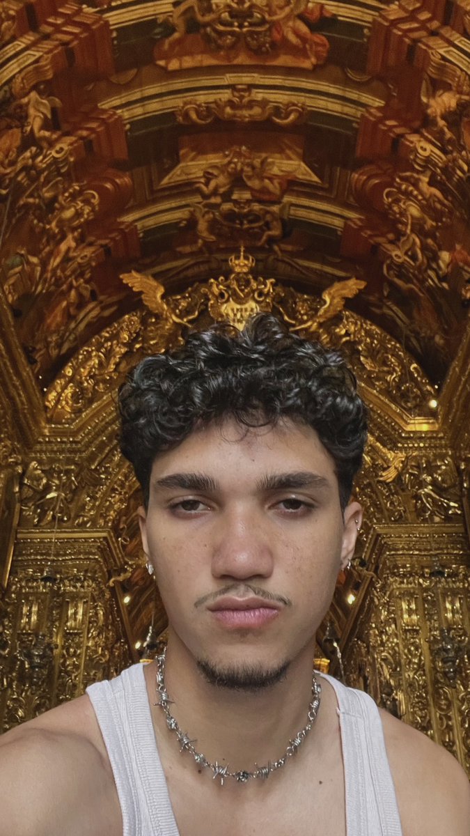 gaulherme's tweet photo. Sou a primeira pessoa da minha árvore genealógica que assistiu tiktok nessa igreja https://t.co/ElLIQP1Q8G