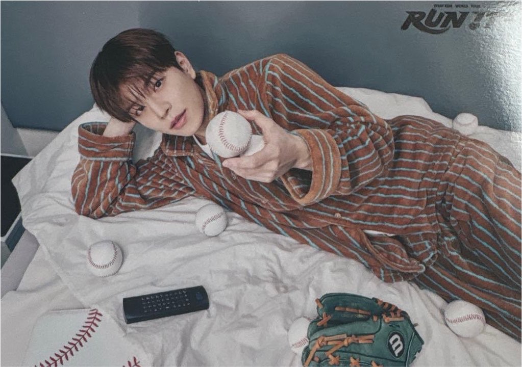 SEUNGM1NE's tweet photo. WHAT DOES HE WANT??!! https://t.co/zA1sTgfRr7
