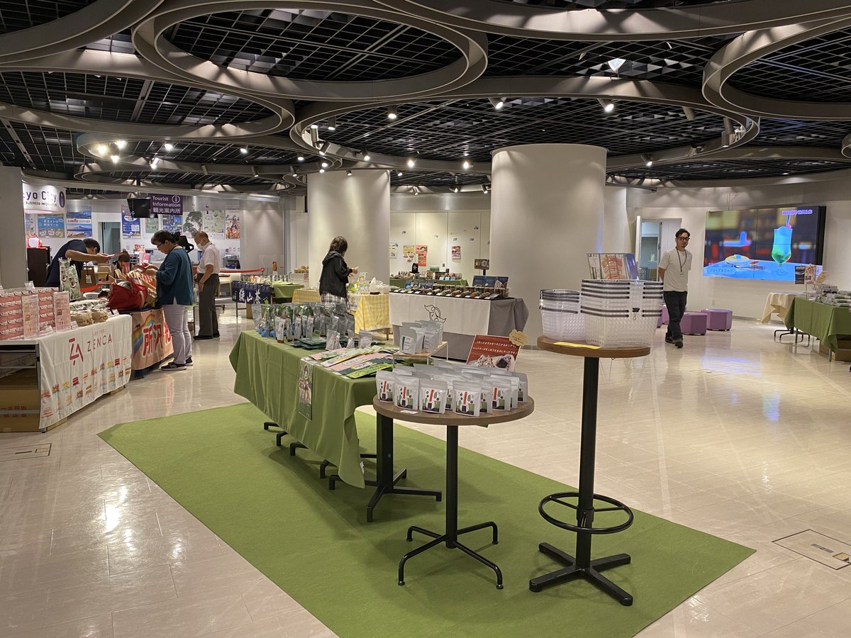 zenca_cake0141's tweet photo. 本日は #東京駅 近くのTokyo City iにて #所沢市 の魅力を伝える #物産展 に出店してます。
今日は埼玉県所沢市の公式イメージマスコット（ゆるキャラ）#トコろん も応援にかけつけてくれてます。
#所沢市ブランド特産品 の「#柳緑の茶園」などを販売しております。
#所沢物産館 #トコろん https://t.co/l0ywJt5Pvk