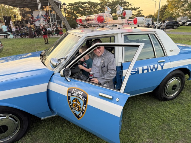 NYPDVintageFlt's tweet photo. NYC Councilman Frank Morano Stopped by National Night Out with his family at Midland Beach in Staten Island to say hello to the NYPD Vintage Fleet. @NYPDstatenIslnd @NYPD122Pct @NYPD123Pct @frankmorano @NYPDdcer https://t.co/dUdSrWxNCw