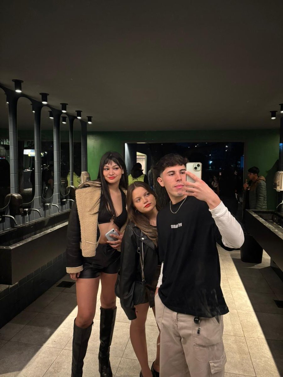 Valentin4Cuenc4's tweet photo. rezo para que nad nos separe, nos volvimos a reencontrar, a ser tan unidos como antes y apoyarnos siempre. las verdades duelen pero no cuando salen de sus bocas, porq es desde el amor, los quiero siempre a mi lado, siempre gracias por haberme vuelto a buscar❤️‍🩹 https://t.co/veHXEbW4D9