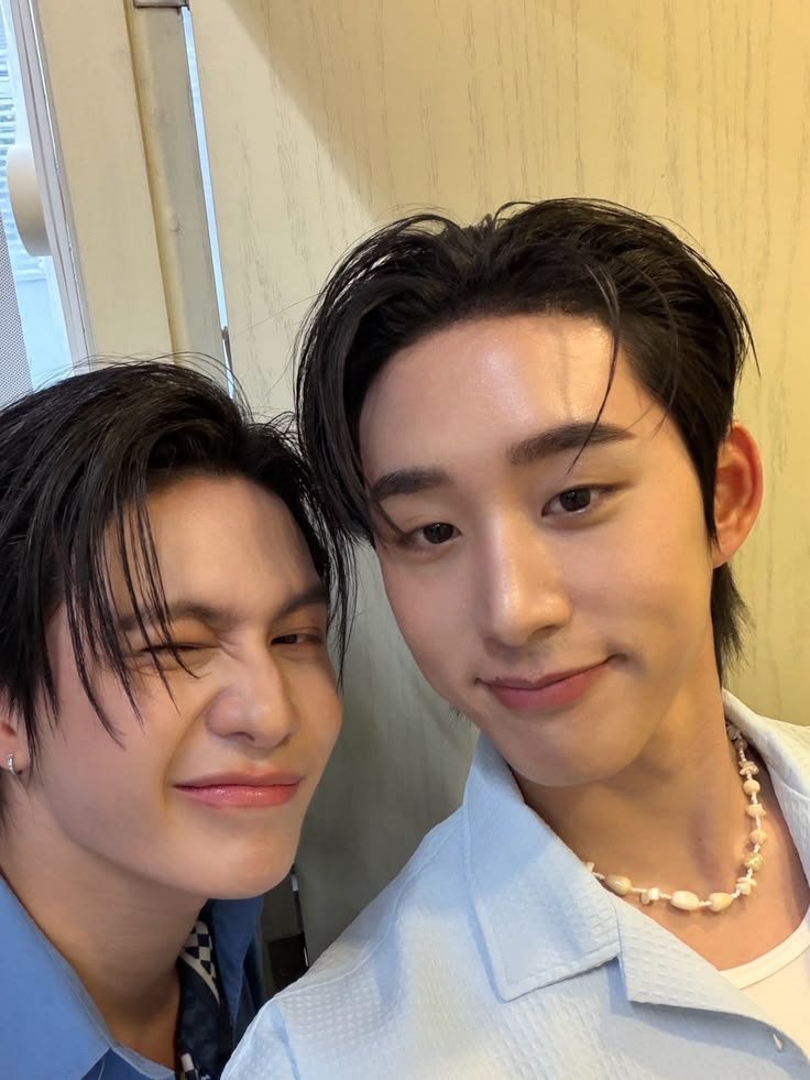 williamestpics's tweet photo. williamest &amp; their softy selcas https://t.co/q6SwP68xNy