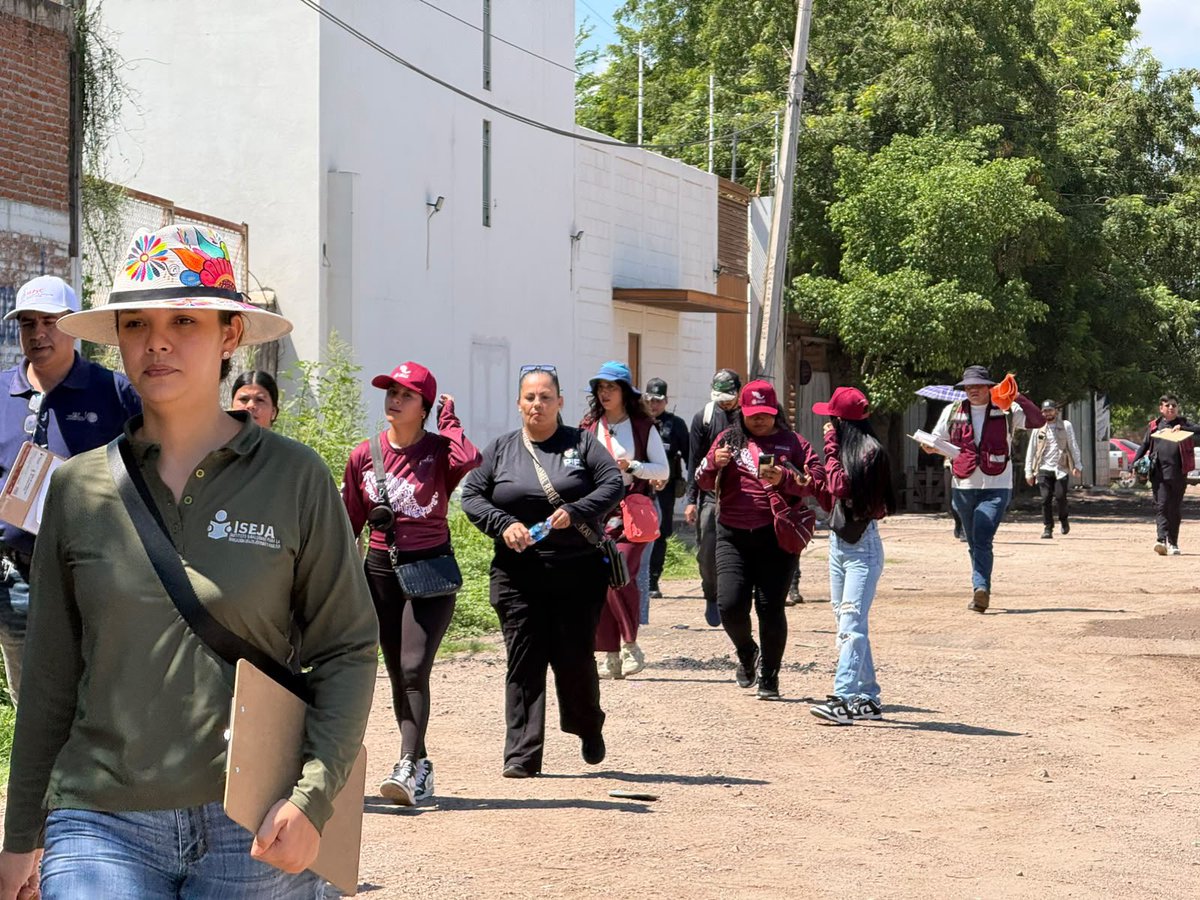 Bety_Olivares's tweet photo. En Culiacán, #Sinaloa continuamos los trabajos, seguimos impulsando la #JornadaDePaz y continuamos visitando casa por casa a la ciudadanía, atendiendo la tarea encomendada por nuestra Presidenta Dra. @Claudiashein la atención a las causas.

Sigamos construyendo comunidad y reconstruyendo el tejido social.

#HumanismoMexicano 
#PrimeroLosPobres
#LosJóvenesUnenAlBarrio 🇲🇽❤️