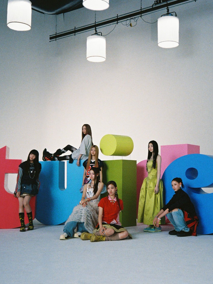 TUIDE_official's tweet photo. 📸 behind the scenes

TUIDE The 1st EP [TUNE &amp; PLAY]
2026.08.24 6PM (KST) / 5AM (ET)

#TUIDE #튜이드
#TUNEnPLAY https://t.co/3pyULCLO5k