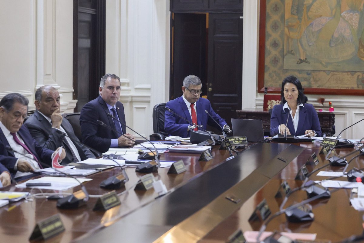 presidenciaperu's tweet photo. La presidenta de la república, Keiko Sofía Fujimori Higuchi, lidera esta noche la segunda sesión del Consejo de Ministros, donde se coordinan acciones frente al fenómeno El Niño. 🇵🇪
Los sectores de Defensa, Desarrollo Agrario y Riego, Educación, Salud, Vivienda, Transportes y Producción informan las medidas dispuestas para fortalecer la prevención, la respuesta del Estado y la atención de las zonas en riesgo.