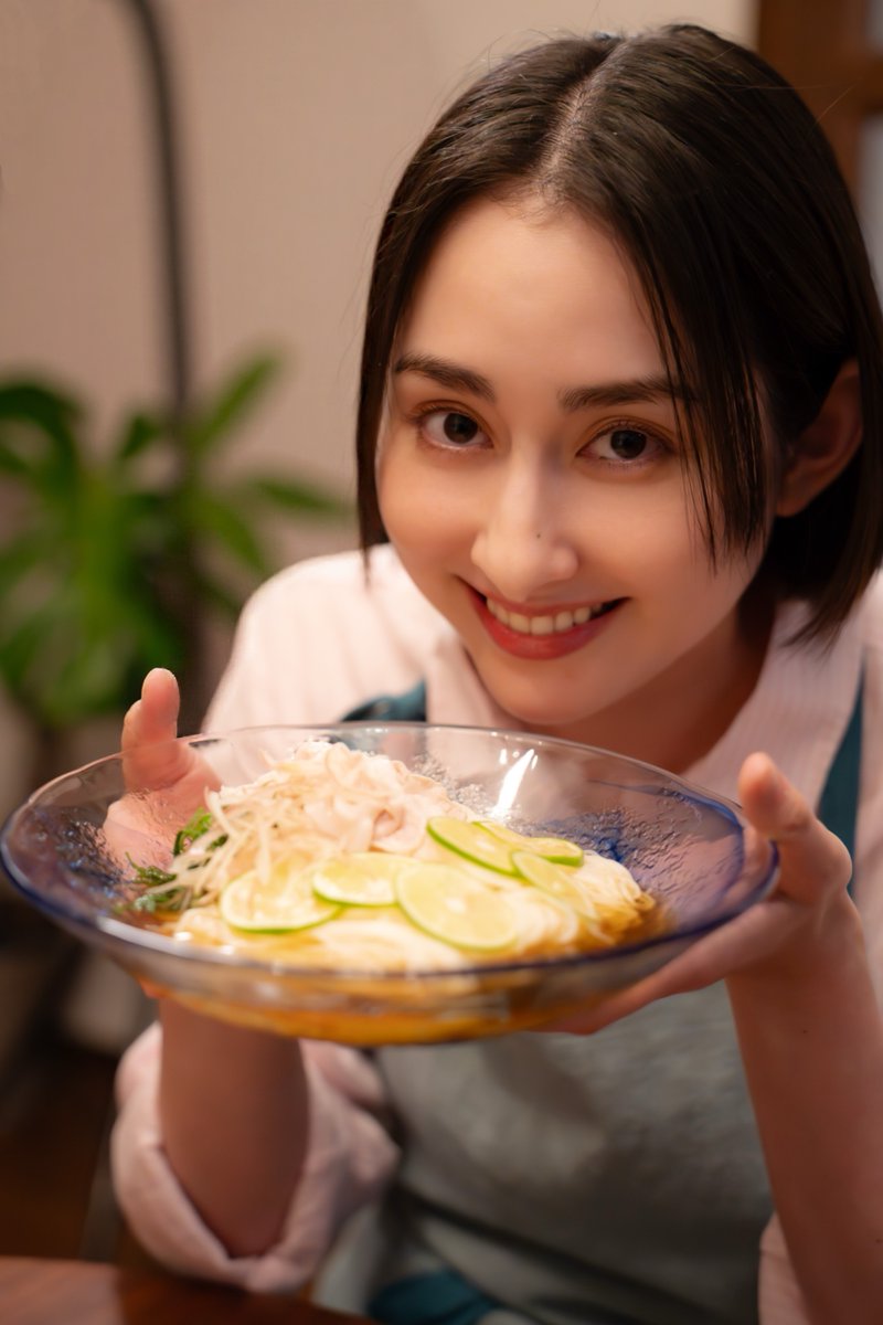 taberudake_tx's tweet photo. 🍽️ ✧ 𝐨𝐟𝐟 𝐬𝐡𝐨𝐭 ✧ 🥀

タキ(#早見あかり)とカズ(#桐山漣)、
食卓を囲むひととき🍚
オフショットをお届け.ᐟ.ᐟ📸

U-NEXT＆TVerにて配信.ᐟ📺
ドラマ『#一緒にごはんをたべるだけ』
📢 特別編成のため放送時間が変更となります。
きょう深夜𝟏:𝟎𝟎(𝟐𝟓:𝟎𝟎)〜放送.ᐟ(※60分押し)
#早見あかり #伊藤健太郎

☑︎U-NEXTでは最新話までの全話見放題独占配信中.ᐟ
☑TVerで無料見逃し配信中.ᐟ
※5話のTVer無料見逃し配信は8/6(木)深夜1:29まで.ᐟ
▶︎▶︎https://t.co/bOwdezvwOa
▶︎▶︎https://t.co/Z6inkgdNVs