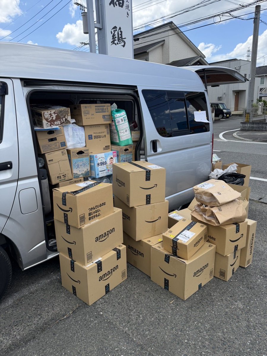 The_Darenogare's tweet photo. 福岡にたくさんの物資が届きはじめました！
朝から２台目です。
これからもっともっと届くみたいで🥺

皆様本当に本当にありがとうございます😭 https://t.co/XTMTug9ilb