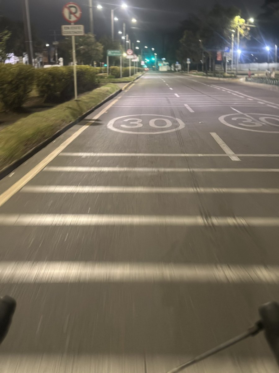 EseShazamR's tweet photo. Biba manejar bici en la noche 🤩 https://t.co/k73T5Appex