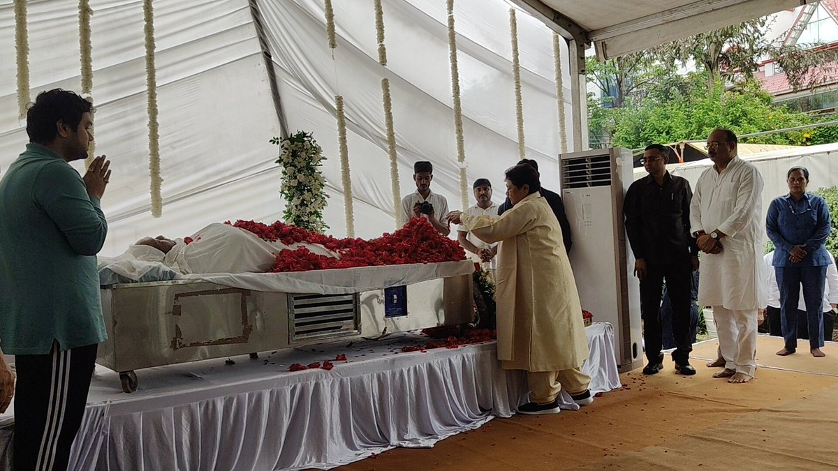 PKGautam0's tweet photo. बसपा सुप्रीमो मायावती ने दी उमाशंकर सिंह को सच्ची श्रद्धांजलि, परिवार के लोगों से की मुलाक़ात। https://t.co/gn1UmJc3Qu