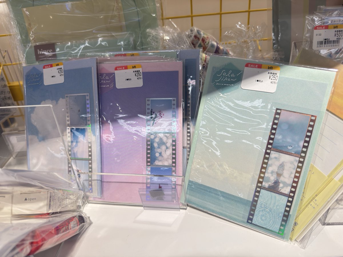 usawhiterabbit's tweet photo. ロフトで世界の歩き方を感じるレターセットを見つけた！
カメラに送電塔に花…ユリイ・カノンさんの作品世界を感じる！！
『カメラを構えるあいだに移りゆく二度と出会え��い一瞬の切り取り』とか、
今この瞬間でさえも一秒後にはもう過去になるけど一秒で過去になるんだこの瞬間さえも…って感じだ！ https://t.co/1Pyhn4sAfq