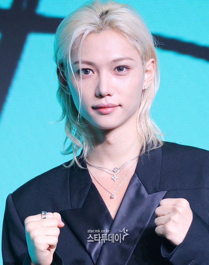915bbok's tweet photo. felix at THIS &amp; THAT press conference. soooo pretty https://t.co/XlXq6PnUky