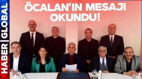KamalKajiw's tweet photo. Eşkıyaya Bile Verilen Af PKK’ye Verilmedi: Teslimiyetin Hukuki Rejimi

Türk devleti, yaklaşık yarım yüzyıl boyunca PKK’yi “eşkıya” olarak adlandırdı. Bugün ise Öcalan’ın tam teslimiyet ve işbirliği çizgisi sayesinde örgüt, yalnızca söylem düzeyinde değil, hukuken de eşkıya statüsüne indirgeniyor. Hatta Türk Meclisi’ne sunulan “Millî Dayanışma ve Toplumsal Bütünleşmenin Güçlendirilmesine Dair Kanun Teklifi” dikkatle incelendiğinde, başka devletlerin gerçek eşkıya, haydut, korsan ve uyuşturucu kartellerine sunduğu koşulların PKK’ye dayatılanlardan çok daha elverişli olduğu görülüyor.

Bu teklif kesinlikle bir af yasası değildir. Nitekim genel gerekçesinde de mahkûmiyet hükümlerinin kaldırılmadığı, suçların hukuki niteliğinin değiştirilmediği ve cezai sorumluluğun sona erdirilmediği açıkça belirtilmektedir. Soruşturmalar, kovuşturmalar ve kesinleşmiş cezalar bütün hukuki sonuçlarıyla varlığını korumakta; yalnızca beş veya on yıl süreyle askıya alınmaktadır.

Üstelik bu askıya alma işlemi kendiliğinden de gerçekleşmemektedir. Öncelikle PKK/KCK’nin ve bağlantılı tüm yapıların fiilî varlığına tamamen son verdiği ve kontrolündeki bütün silahları teslim ettiği, Türk devletinin güvenlik kurumlarınca tespit edilecektir. Ardından Türk Millî Güvenlik Kurulu (MGK) bu tespiti teyit edecek ve karar Türk devletinin Resmî Gazetesi’nde yayımlanacaktır. Bireylerin ise altı ay içinde yazılı olarak başvurmaları gerekmektedir. Tutukluluk ve adli kontrol tedbirleri bile otomatik olarak kaldırılmayacak; Türk yargı mercileri tarafından yeniden “değerlendirilecektir.”

Yani anlayacağınız, PKK’den sadece öyle kibarca silah bırakması falan değil, Yüce 'Serok' Bahçeli Hazretleri’nin o ilk yüce fermanı doğrultusunda buharlaşıp örgütsel varlığına 'kayıtsız şartsız' son vermesi bekleniyor. Ne kadar da makul ve mütevazı bir talep! 

Buna karşılık yüce Türk devletinin lütfedip sunduğu teklif ne mi? Tabii ki koca bir eşkıyalaştırma! Siyasal statü, kolektif hak, anayasal güvence, yerinden yönetim, anadil veya Kürdün fiziksel varlığını tanımak gibi 'lüks ve gereksiz' teferruatlara hiç girilmemiş bile; ne gerek var canım? Zaten Kürt milleti bu metne göre adeta bir halüsinasyon. Metnin kurgusu tam bir başyapıt: Sahnede tek bir şanlı özne var, o da Türk devleti; geri kalan her şey sadece tasfiye edilecek, üzerine basılıp geçilecek bir 'nesne'. Gerçekten eşitlik ve çözüm tarihine altın harflerle geçecek bir şaheser!

Dahası, örgüt faaliyeti kapsamında işlendiği kabul edilen kasten öldürme suçları bütünüyle kapsam dışında bırakılmaktadır. 1 Haziran 2005’ten önce işlenmiş ve müebbet ya da ağırlaştırılmış müebbet hapis cezasını gerektiren diğer suçlar da bu düzenlemeden yararlanamamaktadır. Mal varlıklarına ilişkin müsadere hükümleri uygulanmaya devam edecek; dosyalar ve deliller beş veya on yıl boyunca muhafaza edilecek ve zamanaşımı işlemeyecektir. Bu süre zarfında yeni bir “terör suçu” işlendiğine hükmedilirse bütün dosyalar yeniden açılacak ve ertelenen cezaların infazına derhal devam edilecektir.

Dolayısıyla bu düzenleme doğrudan bir af değil, geciktirilmiş ve her an geri alınabilir bir tür koşullu tasfiyedir. Kişi ancak beş veya on yıl boyunca Türk devletinin belirlediği sınırlar içinde kalırsa soruşturması kapatılacak, davası düşürülecek veya cezası infaz edilmiş sayılacaktır. Başka bir deyişle özgürlük, anında tanınan bir hak değil, yıllarca sürecek siyasal ve cezai denetim karşılığında elde edilebilecek koşullu bir devlet lütfudur.

Gerçek Eşkıyalara Sunulan Koşullar

Karşılaştırma son derece çarpıcıdır. Nijerya devleti, 2009’da Nijer Deltası’ndaki siyasi talepleri bulunan ancak petrol hırsızlığı, adam kaçırma, sabotaj ve haraççılık gibi örgütlü suç faaliyetleriyle de bağlantılı silahlı gruplara, silahlarını teslim edip silahlı mücadeleden vazgeçmeleri karşılığında doğrudan başkanlık affı sunmuştur. Resmî olarak “koşulsuz af” diye tanımlanan bu düzenleme, silahların teslimi ve silahlı mücadeleden vazgeçildiğine ilişkin belgenin imzalanmasıyla yürürlüğe girmiştir. Haklarında devam eden kovuşturmalar da affın kapsamına alınmıştır. Ayrıca binlerce militan mali destek, eğitim ve topluma yeniden katılım programlarından yararlandırılmıştır.

Nijerya’nın Zamfara eyaletinde adam kaçırma, hayvan hırsızlığı, silah kaçakçılığı, gasp ve cinayetle geçinen silahlı haydutlara, silahlarını teslim etmeleri karşılığında kovuşturma dokunulmazlığı, maddi destek, rehabilitasyon ve iskân imkânları verilmiştir.

Myanmar’da dünyanın en büyük eroin kartellerinden birini yöneten Khun Sa, 1996’da ordusunu dağıtıp Myanmar devletine teslim olduğunda yargılanmamış, Amerika Birleşik Devletleri’ne iade edilmemiş, servetinin önemli bir bölümünü korumuş ve Yangon’da özgür bir iş insanı olarak yaşamaya devam etmiştir. Bu, resmî ve şeffaf bir af olmasa da fiilen son derece geniş bir dokunulmazlıktır.

Somali hükümeti, 2013’te korsan çetelerinin alt kademelerine korsanlığı bırakmaları karşılığında af ve alternatif geçim imkânları önermiştir. Kolombiya devleti, Medellín Karteli mensuplarına dahi teslim olmaları karşılığında ceza indirimi ve ABD’ye iade edilmeme güvencesi sunmuştur. Hindistan’da yüzlerce Chambal eşkıyası yargılanmış olsa da idamdan korunmuş, açık cezaevlerine yerleştirilmiş; tarımsal faaliyet, mesleki eğitim ve topluma yeniden katılım imkânlarından yararlandırılmıştır.

Bu örneklerin hiçbiri PKK ile özdeşleştirilemez. PKK, ortaya çıkış nedenleri ve toplumsal zemini itibarıyla sıradan bir çıkar veya suç örgütü falan değildir. Bugün, ortadaki o kaba haysiyetsizliğe bakın ki, lideri bile çıkıp kendi deyimiyle '60 milyon Kürdün önderi' olduğunu ve hepsini yüce Türk devletine bağlayacağını iddia edebiliyor. 

Tam da bu yüzden ortaya çıkan tablo çok daha trajiktir: Dünyanın dört bir yanında gerçek haydutlara, uyuşturucu baronlarına ve azılı korsanlara bile doğrudan af, dokunulmazlık, ceza indirimi, rehabilitasyon ve maddi güvence altın tepside sunulurken; Kürt meselesi gibi koskoca tarihsel ve siyasal bir çatışmanın silahlı tarafına bunların kırıntısı bile çok görülmektedir.

Nijer Deltası ve Zamfara düzenlemeleri bile, PKK’ye lütfedilen o 'muhteşem' tekliften açık ara daha cömerttir. Bir uyuşturucu baronu olan Khun Sa’nın kişisel durumu, PKK yöneticileri ve o çok bahsedilen 'sayın önderliği' için öngörülen karanlık tablodan katbekat elverişlidir. Somali korsanlarına (evet, bildiğimiz deniz korsanlarına!) yönelik teklif, lider kadroyu dışarıda bıraksa bile, kapsama girenler için çok daha doğrudan ve net bir af içerir. Medellín Karteli ve Chambal eşkıyalarının örnekleri tam bir af olmasa da, onlarda dahi ceza indirimi, idamdan korunma, iade edilmeme veya somut rehabilitasyon gibi 'insani' güvenceler mevcuttur. 

Gelgelelim 'yüce Türk devletinin' dillere destan teklifine... Bu teklifte bırakın Kürt milletini, bireyleri bile insan yerine koymak ne haddimize! Öcalan ve örgütüne hukuki ve siyasal bir statü vermek şöyle dursun, onlara ancak 'eşkıya' muamelesi layık görülüyor. Dahası, Öcalan'ın işbirlikçi tutumu da kullanılarak Kürdün o tarihsel ve siyasal mücadelesi basit bir 'terör' meselesine indirgeniyor; PKK üzerinden Kürt ulusun talepleri ibretlik bir eşkıyalık hikayesine dönüştürülüyor. Hâl böyleyken, bireyler için dişe dokunur, kapsamlı bir topluma dönüş programı falan beklemek zaten hayal. Yani yine bolca hamaset, yine koca bir sıfır!

Öcalan’ın 1999’da Verdiği Sözün Hukukileştirilmesi

Elbette bu acınası tablo bir tesadüf falan değildir. Öcalan, ta 1999’daki o meşhur sorgusunda PKK’yi 'yüce' Türk devleti için zararsız, uysal ve pek kullanışlı bir aparata dönüştürmeyi bizzat teklif etmişti zaten. Yayımlanan o ibretlik sorgu kayıtlarında geçen; '60 milyon Kürdü bir mimar edasıyla Türkiye’ye bağlayacağım' ve 'Kafkasya’da, İran’da sizin taşeronunuz olacağım' şeklindeki o 'gurur verici' sözler, sadece o günün değil, sonraki yirmi altı yıllık teslimiyet çizgisinin de adeta özlü bir manifestosudur.

Bu 'muazzam' program, 27 Şubat 2025 bildirgesinde en açık, en çıplak haline ulaşmıştır. Öcalan, PKK’nin “anlam yoksunluğuna ve aşırı tekrara” düştüğünü buyurarak, örgüte adeta dükkanı kapatıp kendini feshetme ve silah bırakma çağrısında bulunmuştur. Sadece bununla da yetinmemiş; ayrı ulus-devlet, federasyon, idari özerklik ve siyasi statüyü geçtik, en basit 'kültürel haklara' dayalı çözüm arayışlarını bile büyük bir şevkle aforoz edip mahkûm etmiştir. Hâl böyleyken insan sormadan edemiyor: Bütün bu pespayeliğin, İsmet İnönü’nün o meşhur “Vazifemiz, bu vatan içinde bulunanları behemehal Türk yapmaktır” sözünden zerre kadar farkı var mı? 

Bugünkü yasa teklifi, işte bu teslimiyetin hukuki rejimidir. 

Bu rehineliğin hukukudur.

Örgüt tasfiye ediliyor; fakat mensupları özgür yurttaşlara değil, davranışları yıllarca gözetlenecek koşullu tebaalara dönüştürülüyor. Türk devletinin geniş biçimde tanımladığı “terör suçlarından” yeni birinin işlendiğine hükmedilmesi halinde, geçmiş dosyaların yeniden açılması tehdidi altında tutuluyorlar. Böyle bir yapıdan bağımsız bir siyasal irade doğamaz. Bu yapı ancak, kendisine özgürlük vaadinde bulunan Türk devletinin bölgesel ihtiyaçlarına göre yönlendirilebilecek bir insan ve örgüt ağına dönüşebilir. Öcalan'in “taşeronluk” vaadinin maddi zemini de tam olarak burada ortaya çıkmaktadır.

Türk Devleti Adım Atmadı” Diyenlere: Alın Size Adım!
27 Şubat 2025 bildirgesinden beri o malum 'Abevi' tarikatının müritleri koro halinde “Türk devleti henüz adım atmadı” diye mırıldanıp duruyordu. Şükürler olsun, sonunda o yüce Türk devletinin attığı 'muazzam' adıma da tanıklık ettik! Yüce 'Serok' Bahçeli buyurdu, 'sayın önderlik' de kulluk hakkını eksiksiz yerine getirip PKK’nin kayıtsız şartsız tasfiyesini onayladı; böylece örgüt mensuplarını yıllarca Türk ceza hukukunun o şefkatli (hani şu PKK’li akademisyenlerin pek bir sevdiği o meşhur devlet şefkati!) kollarına rehin bırakan bu şahane düzenleme ortaya çıktı.

Buna rağmen PKK’nin o çok bilmiş akademik müritlerinin ve kadrolu politik yorumcularının, bu ağır aşağılanmanın içinden yine nasıl bir 'hermenötik' meal ve mucizevi ilmi(!) açıklamalar çıkarıp önümüze koyacaklarını inanın merakla bekliyorum. Şimdiden “Bu daha ilk adımdır, arkası gelecektir” masallarıyla, metinde zerre kadar bulunmayan o ulu demokratik vaatleri zorla metne yamamaya uğraşıyorlar. Oysa Türk yasa teklifinin kendisi tokat gibi nettir: Yüce devlet PKK’yi bir müzakere tarafı falan olarak muhatap almamakta; onu sadece kökünden kazınacak sıradan bir suç örgütü olarak tanımlamaktadır. Kürt milletini ise çözümün kurucu bir öznesi olarak değil, devletin o meşhur “toplumsal bütünleşme” (siz onu asimilasyon diye okuyun) siyaseti tenceresinde eritilecek sıradan bir kalabalık olarak görmektedir.

Elli yıllık hamasi 'eşkıya' söylemi, Öcalan’ın o destansı işbirlikçi çizgisi sayesinde nihayet kusursuz bir hukuki gerçekliğe dönüştü; üstelik dünyanın en azılı uyuşturucu kartellerine bile sunulan ufacık bir affın dahi çok görüldüğü zavallı bir eşkıyalık statüsüyle! Öcalan sadece örgütü 'anlamsızlaştırmakla' kalmadı; Kürtlerin siyasal taleplerini devletin iki dudağı arasına hapsedilmiş kullanışlı bir aparata çevirdi. Kısacası; allanıp pullanan bu yasa teklifi bir 'barış adımı' falan değil, düpedüz bu tarihsel tasfiyenin ve taşeronlaştırma projesinin kapı gibi tescil belgesidir.