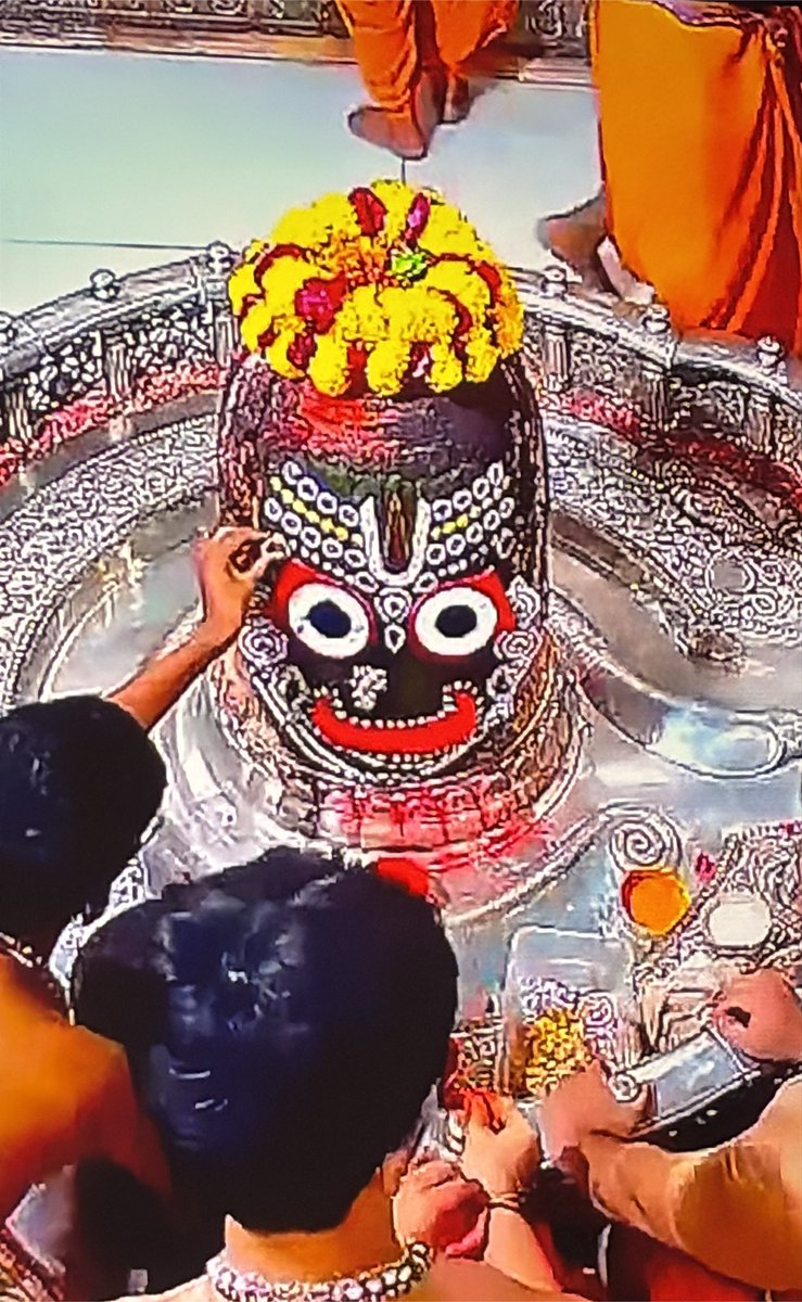 YoShanky's tweet photo. Today at Mahakaleshwar 🙏
Baba Mahakal is getting decorated in pure Jagannath theme!
Those big round eyes, black face &amp; yellow marigold crown… 

Hari-Hara abheda in full glory ✨

Jai Mahakal! 
Jai Jagannath Mahaprabhu! 🕉️
#Mahakal #Jagannath #Ujjain #Mahakaleshwar https://t.co/hjB6BT9boR