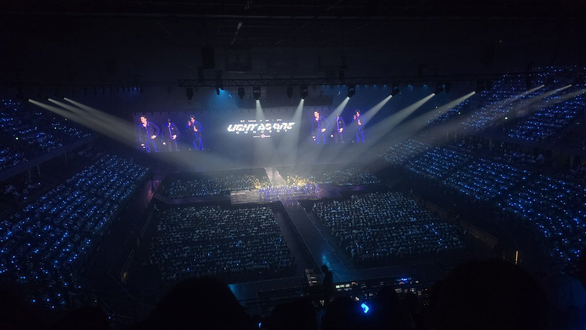 Nn_ThNj19_'s tweet photo. พอมาดูดี ๆ แล้วชอบภาพนี้มาก ท่ามกลางผู้คนมากมาย แสงไฟทุกดวงส่องสว่างมาที่บัส เหมือนถูกรายล้อมด้วยความรักของบีอัสที่อยู่รอบกาย เหมือนที่บัสเคยบอกว่าที่นี่คือบ้าน ในนาคตอาจจะเป็นบ้านที่ใหญ่กว่านี้ แต่ไม่ว่ายังไง บัสก็จะมีบีอัสเป็นบ้าน ที่กลับมาทุกครั้งให้รู้สึกอุ่นใจ 💙✨ https://t.co/GrC68R7vdJ