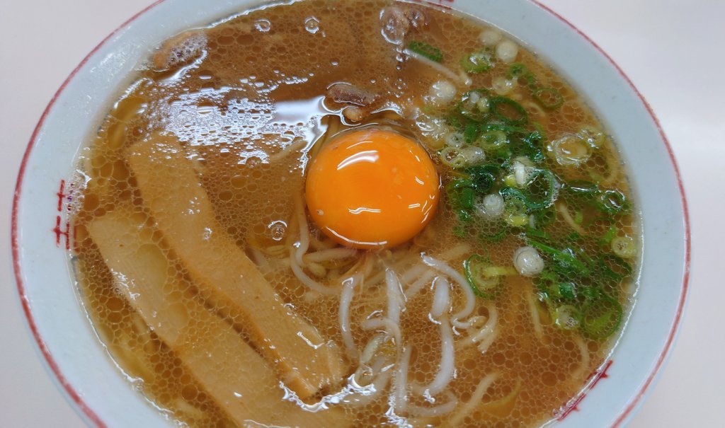 ToNao2017's tweet photo. #いのたに
中華そばに生玉子とライス小で850円❗

県外の私には『The徳島ラーメン』的なお店😁
ビジュアルも正に徳ラーのソレで玉子を絡めてズルズル啜りご飯も一緒に食べたくなります🤗

朝からでも食べれるライトな中華そば🍜徳島旅のはじめにも狙い目です☝️

#中華そば #徳島ラーメン
＠徳島 ★4.5 https://t.co/5ZYg2R8UjS