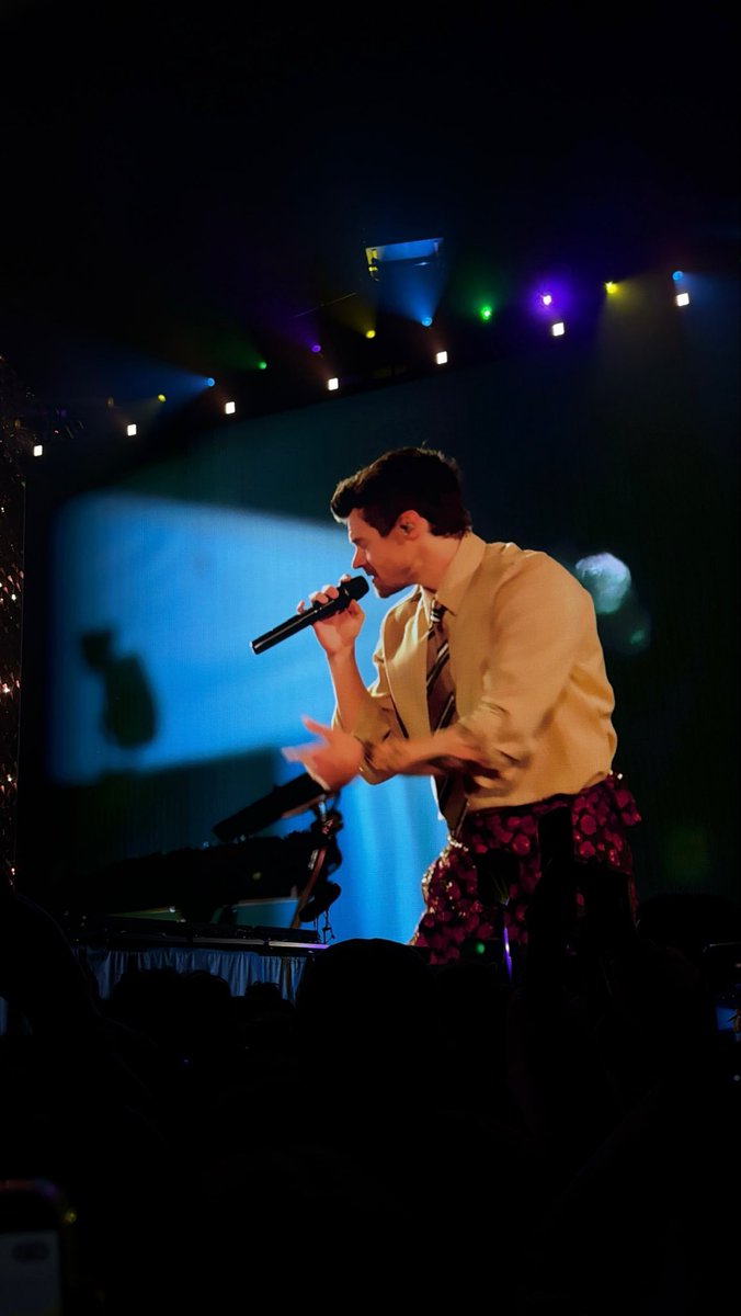 devilsspool's tweet photo. Aquí viendo como toda mi inversión me canta, me baila, me manda besos, dice q ama mi país  y canta lo q quiere porque no cantó kiwi 😭 https://t.co/dJJBrBlfNh