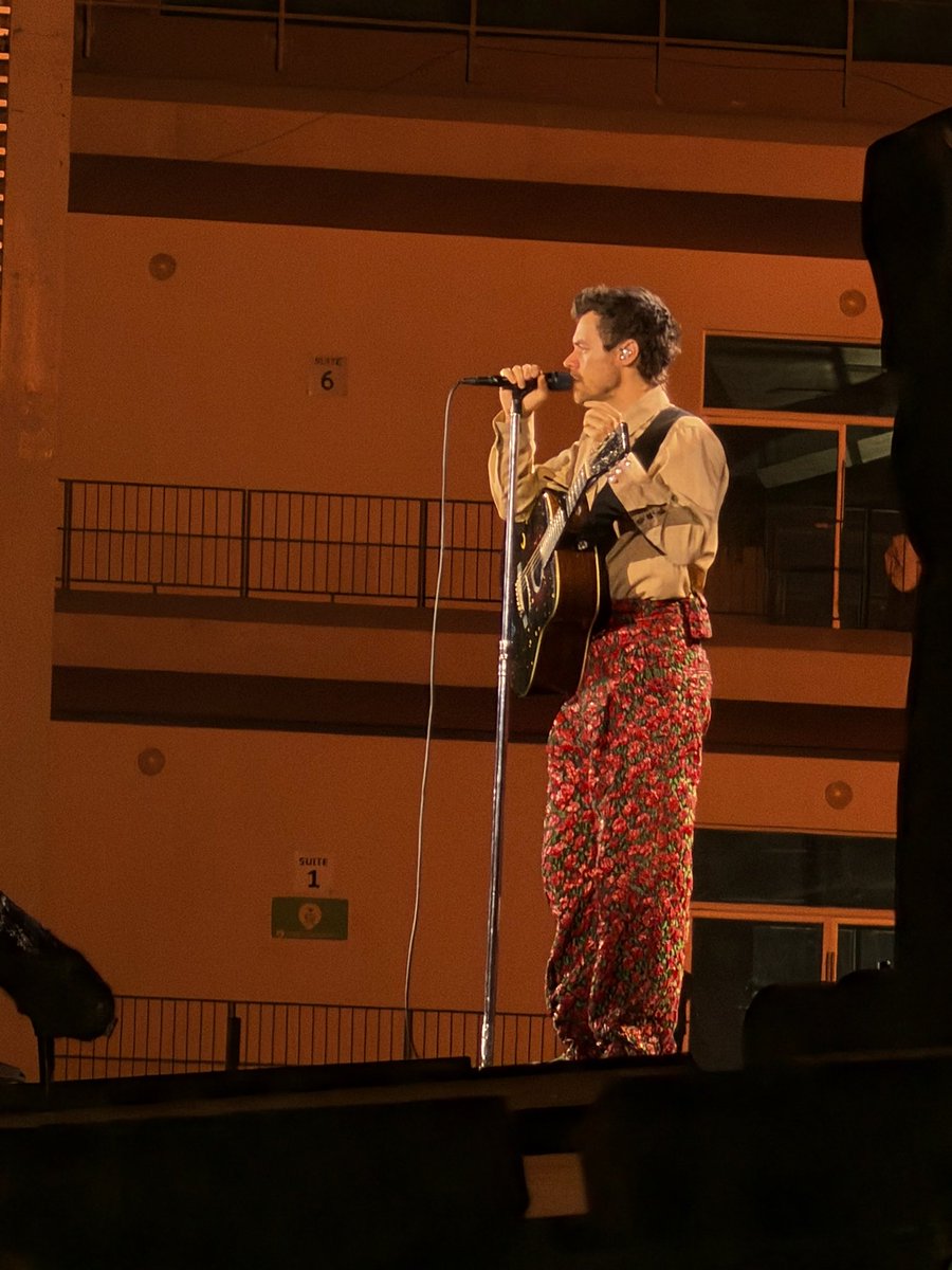 devilsspool's tweet photo. Aquí viendo como toda mi inversión me canta, me baila, me manda besos, dice q ama mi país  y canta lo q quiere porque no cantó kiwi 😭 https://t.co/dJJBrBlfNh