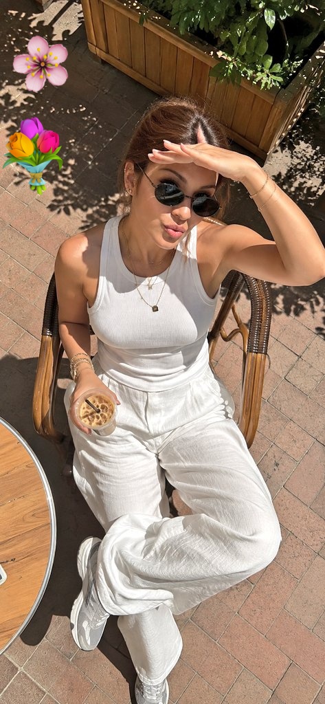 sellcancann's tweet photo. En kocamanından 
Güüüünaaaaydıııınnnn ☀️ 

Sizin oralara kucak dolusu sevgiler selâmlar 🤗 

Yüzünüzün yüreğinizle birlikte güldüğü bir gün olması dileğiyle 🙏 

#perşembe 🌸🌼🌸🌼🌸 https://t.co/b7BLga6MLb