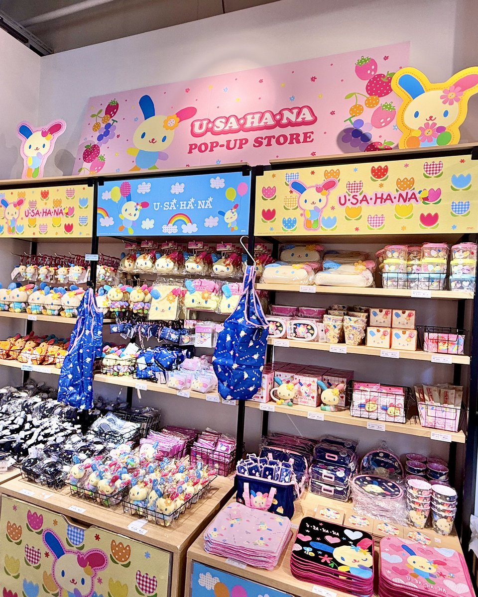 marimocraft_eve's tweet photo. ＼\ 本日オープン /／
🌈U・SA・HA・NA POP-UP STORE🌈 
🌼26/8/6(木)～8/26(水)
🌼10:00～21:00 
🌼#渋谷サクラステージ
　 SHIBUYAサイド3階「キャラコレ」
🌼https://t.co/0iKxVyHs8r

かわいいお店の様子をお届け📸🎵
ウサハナのグッズが盛りだくさん✨
お買い上げ特典もご用意しています🎁

#ウサハナ #サンリオ #渋谷