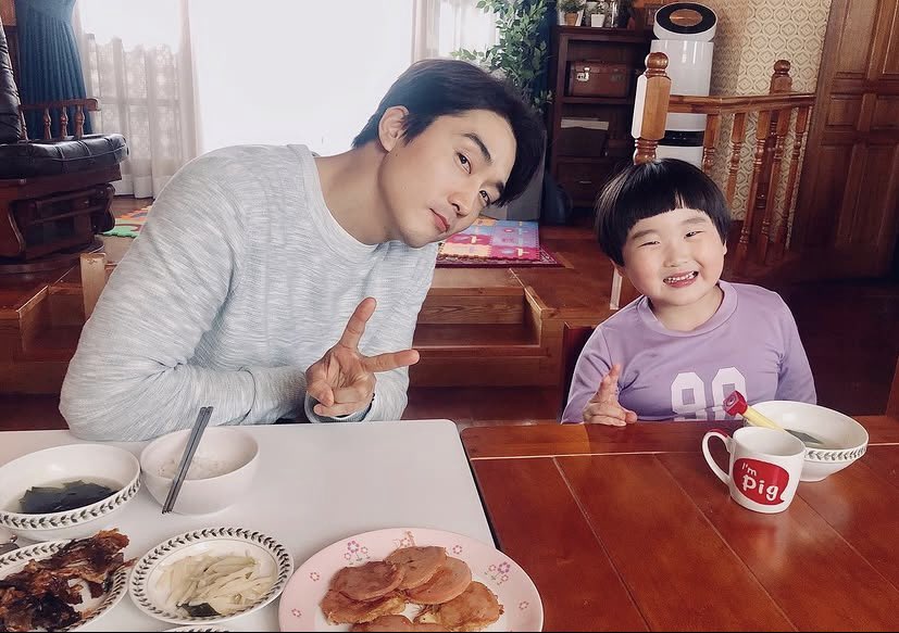 BlackSoNGSH's tweet photo. Mr.@SongSH’s IG post on July 15, 2019, a photo with child actor Kim Jun from the set of The Great Show kdrama.He gets along so well with children.#SongSeungHeon absolutely has to do a drama with adorable child actor #ParkYooHo
#송승헌 #ソンスンホン #宋承憲 https://t.co/OeEEkWUB7n