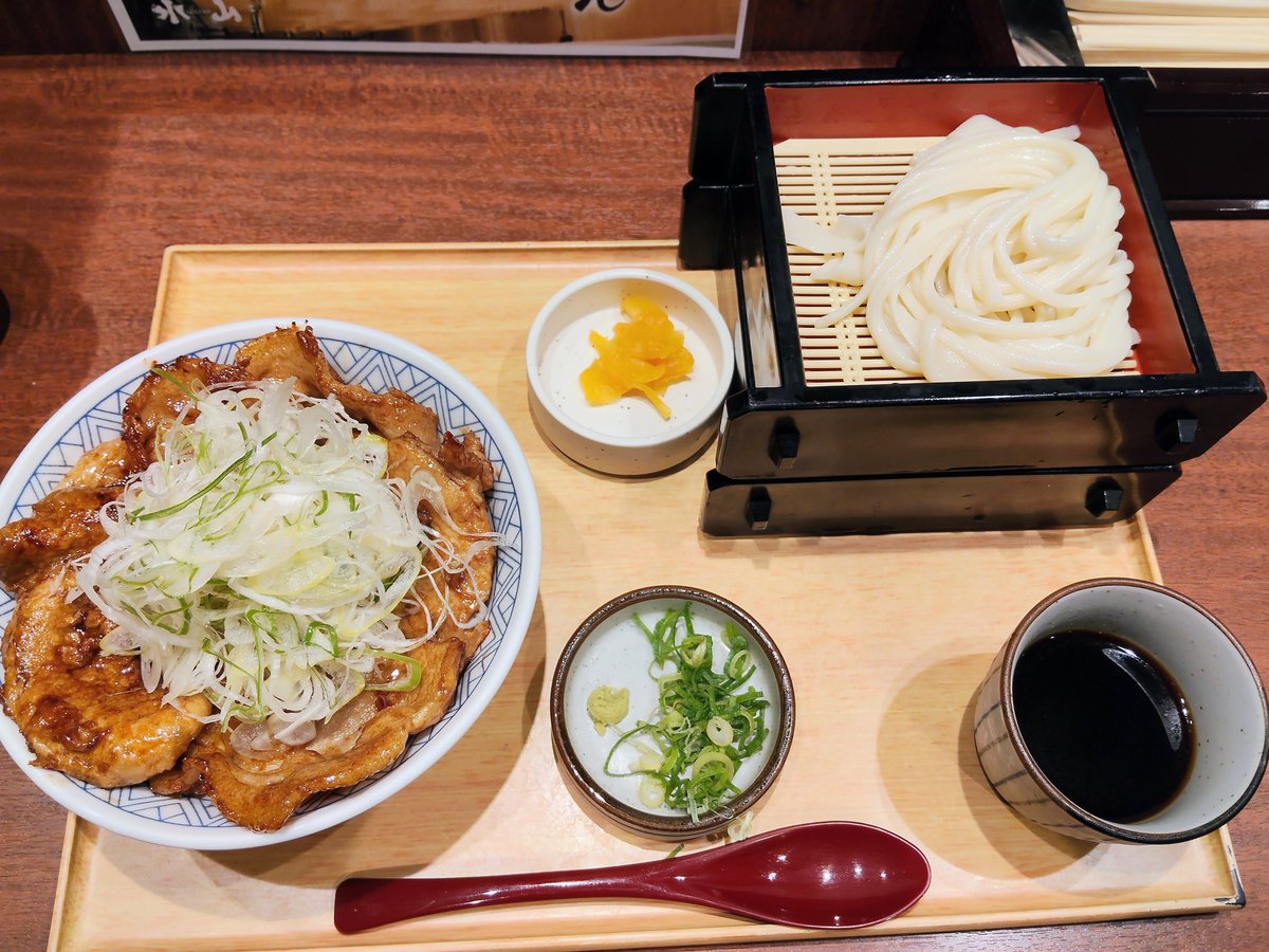 bluefish5673's tweet photo. 紀伊國屋地下で四元豚の豚丼定食！！！
うどんは大盛にしたので２枚っす😁
美味しかったです満足😆😆😆
#水山　#新宿 https://t.co/rtgXU0rS1p