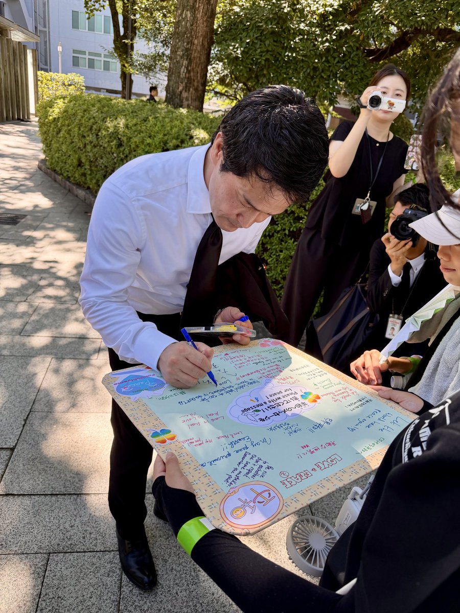 junyaog's tweet photo. 原爆投下から81年となる今日、広島市原爆死没者慰霊式並びに平和祈念式に参列し、祈りを捧げ、平和への誓いを新たにしました。

市長と児童代表のスピーチは、特に深く心に響きました。

高市総理が非核三原則に言及されたことは評価します。しかし、今後もそれを堅持していくという決意を、もう一歩踏み込んで示していただきたかったと感じています。

また、核兵器廃絶を目指すのであれば、年末に予定されている核兵器禁止条約締約国会議へのオブザーバー参加も前向きに検討すべきです。

世界情勢が不安定さを増す今だからこそ、広島・長崎の歴史と教訓を未来へつなぎ、党派を超えて平和への取り組みを進めてまいります。

改めて、原爆の犠牲となられたすべての方々のご冥福を心よりお祈り申し上げます。

そして、被爆者の皆さまが伝え続けてこられた平和への願いを、次の世代へつないでいく責任を改めて胸に刻みます。