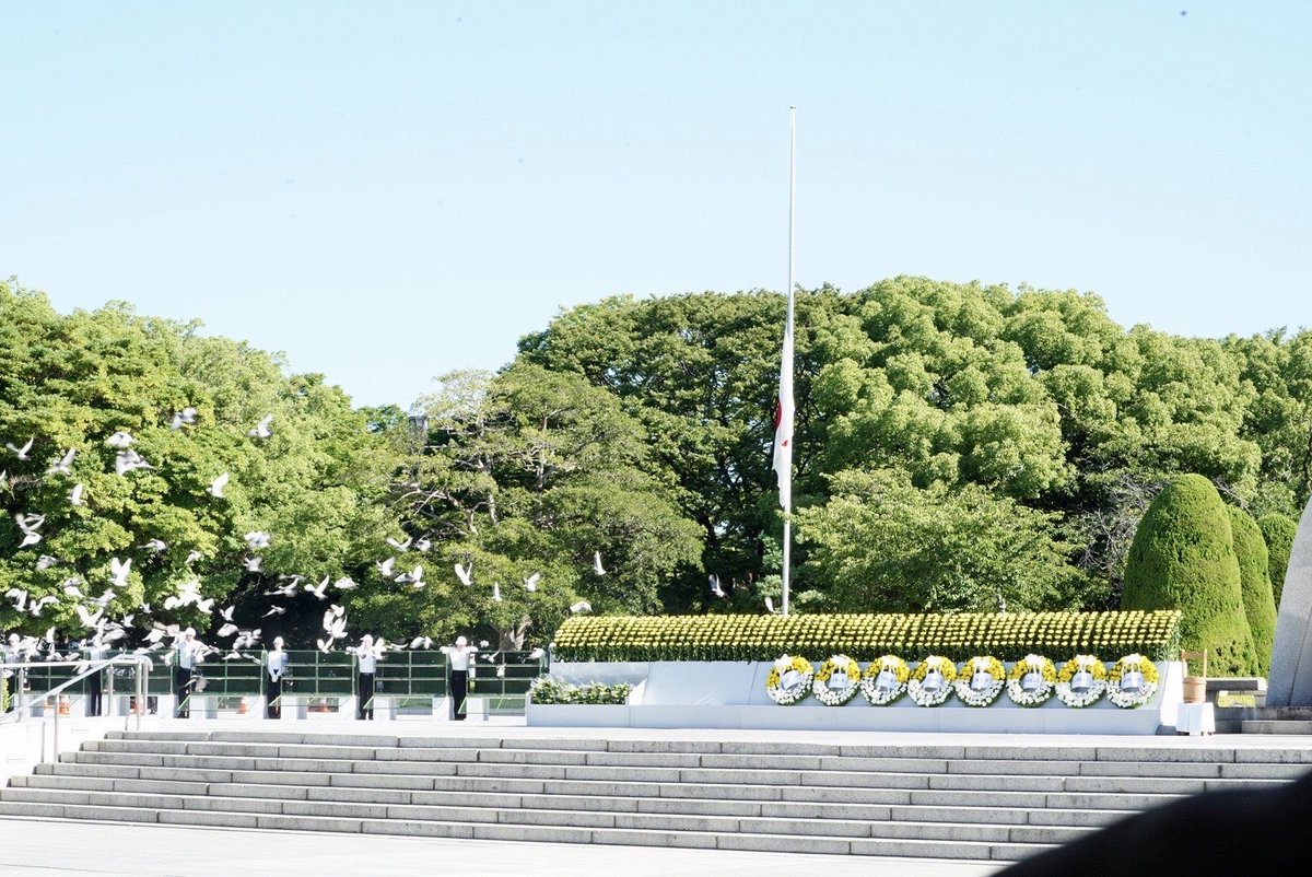 junyaog's tweet photo. 原爆投下から81年となる今日、広島市原爆死没者慰霊式並びに平和祈念式に参列し、祈りを捧げ、平和への誓いを新たにしました。

市長と児童代表のスピーチは、特に深く心に響きました。

高市総理が非核三原則に言及されたことは評価します。しかし、今後もそれを堅持していくという決意を、もう一歩踏み込んで示していただきたかったと感じています。

また、核兵器廃絶を目指すのであれば、年末に予定されている核兵器禁止条約締約国会議へのオブザーバー参加も前向きに検討すべきです。

世界情勢が不安定さを増す今だからこそ、広島・長崎の歴史と教訓を未来へつなぎ、党派を超えて平和への取り組みを進めてまいります。

改めて、原爆の犠牲となられたすべての方々のご冥福を心よりお祈り申し上げます。

そして、被爆者の皆さまが伝え続けてこられた平和への願いを、次の世代へつないでいく責任を改めて胸に刻みます。