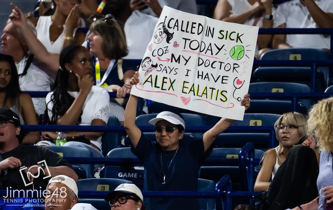 crossiiini's tweet photo. anyway, look at these cute signs from the crowd https://t.co/rlWugvGAnD