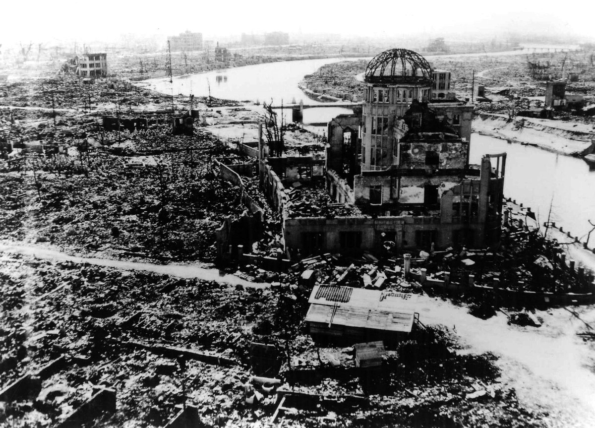 Leoruz's tweet photo. HARI INI • 6 AGUSTUS 📅

Tepat pada hari ini tahun 1945, untuk pertama kalinya dalam sejarah, senjata nuklir digunakan dalam peperangan.

Sebuah bom atom bernama Little Boy dijatuhkan di atas kota Hiroshima, Jepang.