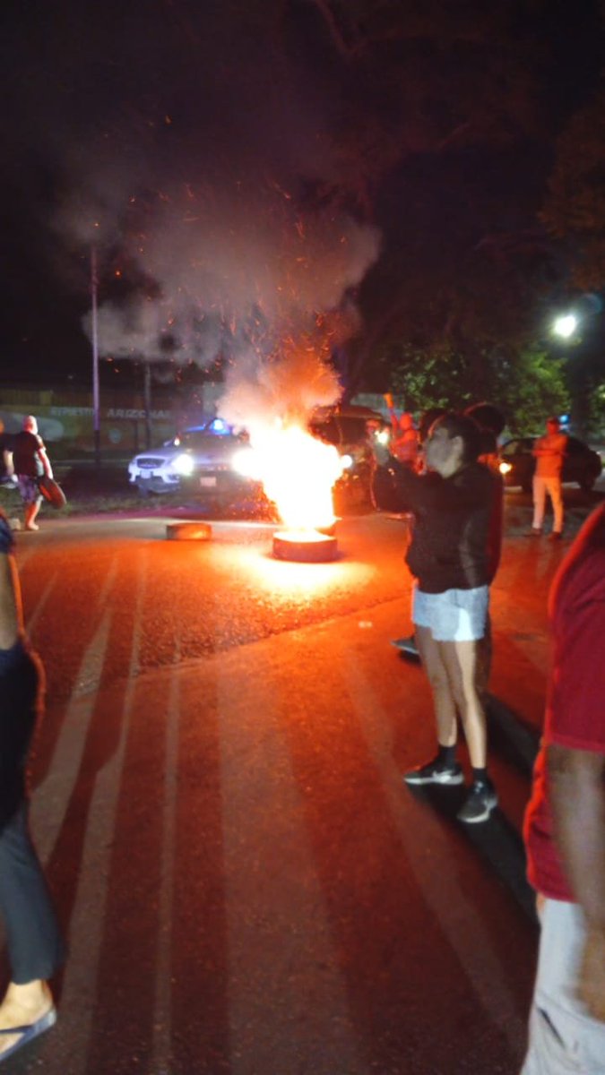 Lemylaou's tweet photo. Continúan las protestas en el estado carabobo por el tema de la luz 05/08/26
Una basura de sistema eléctrico. https://t.co/hgmpScid5x
