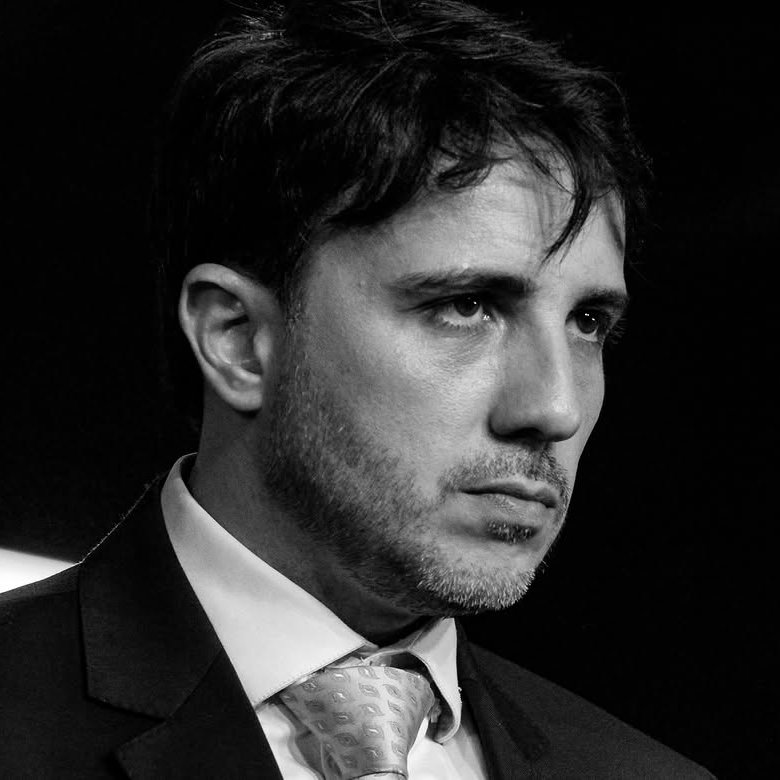 republiqueBRA's tweet photo. 🤬 💬 Thomas Traumann, da GloboNews, diz que Renan Santos adota posturas "antidemocráticas" e afirma que votar no presidenciável é "comprar uma crise constitucional":

🗣️ "Ele se coloca [na posição de que] a sua eleição lhe garantiria direitos de confrontar a Constituição, o Supremo, a Lei de Execução Penal. Há uma série de posturas que o candidato se coloca que são antidemocráticas. Votar nele é comprar uma crise constitucional nos próximos quatro anos."