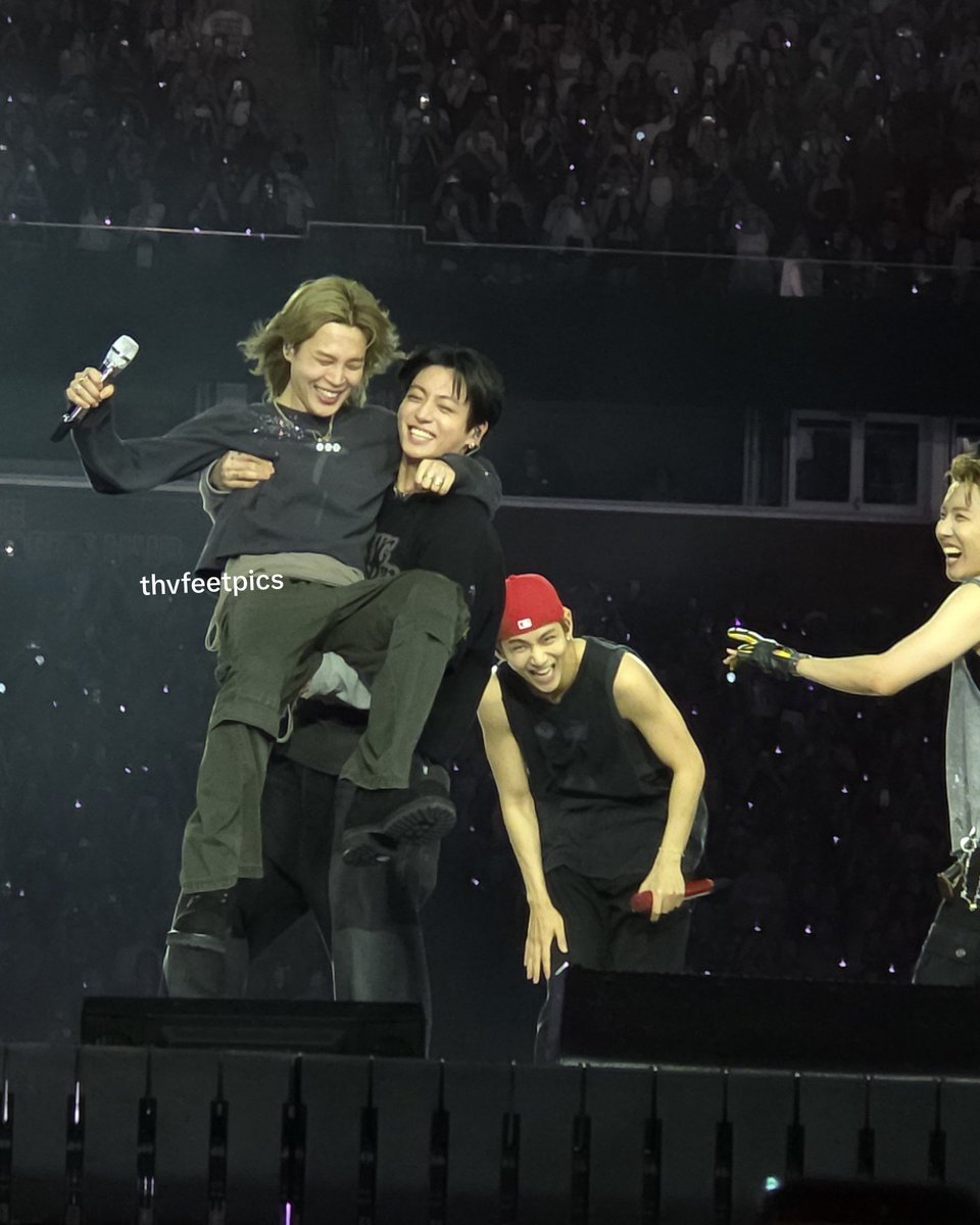 jmfolder's tweet photo. everyone's smiles in this pic im actually gonna cry omg ❤️‍🩹 https://t.co/TANzGP7sz8