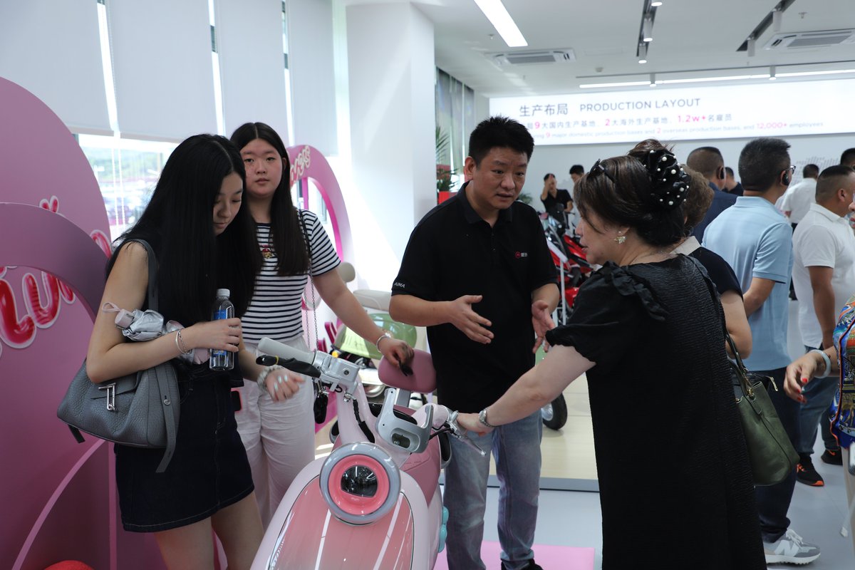 AIMAglobal's tweet photo. The "AIMA Globalization Strategy Conference" was successfully held at the Lishui factory! The delegation of overseas Chinese entrepreneurs toured the intelligent production workshops and test-rode AIMA’s flagship electric motorcycles and high-end E-BIKEs.

Both sides reached multiple consensus points regarding overseas channel expansion and brand localization. Moving forward, AIMA will continue to partner with global collaborators, empowering global green travel through "AIMA Vehicles, Made in Qingtian"!
#AIMA #ChinaSmartManufacturing #GreenTravel #Ebike #ElectricVehicles