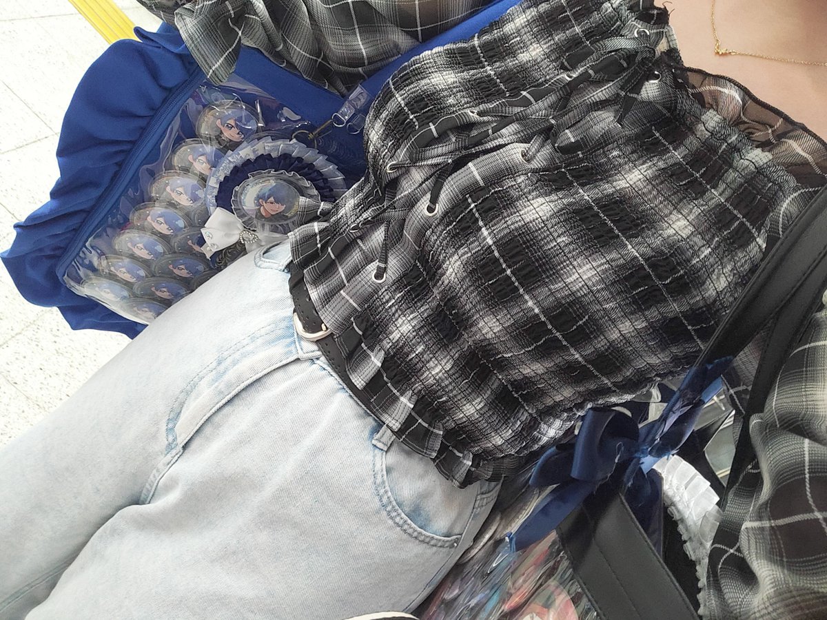 shockshake_0902's tweet photo. 服装と痛バこれです!!今名古屋駅着いて会場向かうんで着いたら会ってください🥺 https://t.co/iYcpO84J76