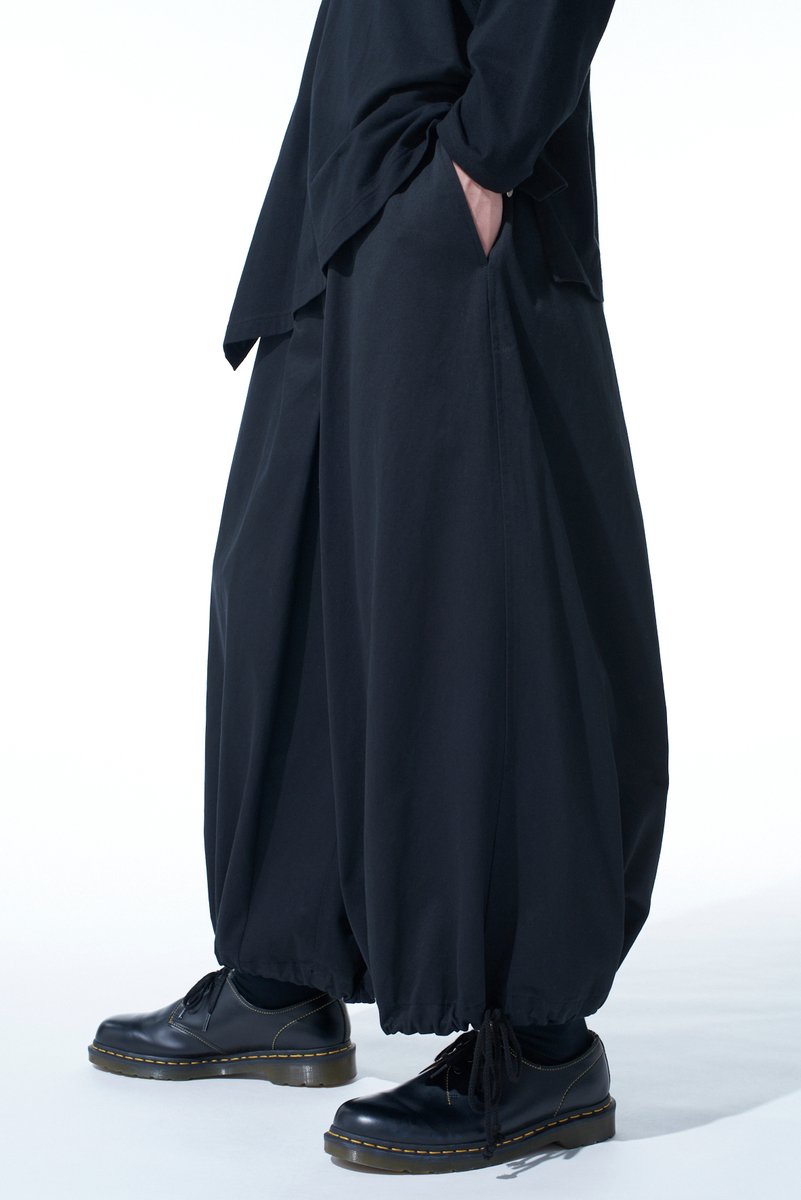syte_etys's tweet photo. 【NEW IN】S’YTE PRE-FALL 2026
Aug.6:Available
-Weapon Cloth Series-
ミリタリーを起源とするウエポンクロスを使用した
ジャケットと2型のパンツを展開。
スタンドカラーとしても着用できる5ボタンジャケット、S’YTE定番のキュロットとハカマバルーンがラインナップ。
日常使いに最適なタフなテキスタイル、ディティールとシルエットのアレンジを楽しめるコレクション。
公式オンラインストア
THE SHOP YOHJI YAMAMOTOへは
下記URLより🔗
https://t.co/1KwSpt0j93
#syte #PreFall2026 #WeaponCloth #hakama
————————————————————
▼展開店舗
THE SHOP YOHJI YAMAMOTO
S’YTE 渋谷PARCO
WILDSIDE YOHJI YAMAMOTO OSAKA
WILDSIDE YOHJI YAMAMOTO HARAJUKU
Ground Y 名古屋PARCO
GroundY + S’YTE 札幌PARCO