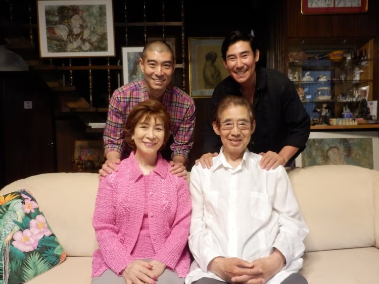 oricon's tweet photo. 寿美花代さん死去 94歳
髙嶋政宏・政伸兄弟の母
https://t.co/KAUSBAH0vC
⠀
1948年に宝塚歌劇団に入団し星組男役トップスターに。1963年に高島忠夫さんと結婚、65年に髙嶋政宏、66年に髙嶋政伸が誕生した。『ごちそうさま』には夫婦で約25年間出演した。夫・忠夫さんは2019年6月に88歳で亡くなった。 https://t.co/fMPgRpkRoz