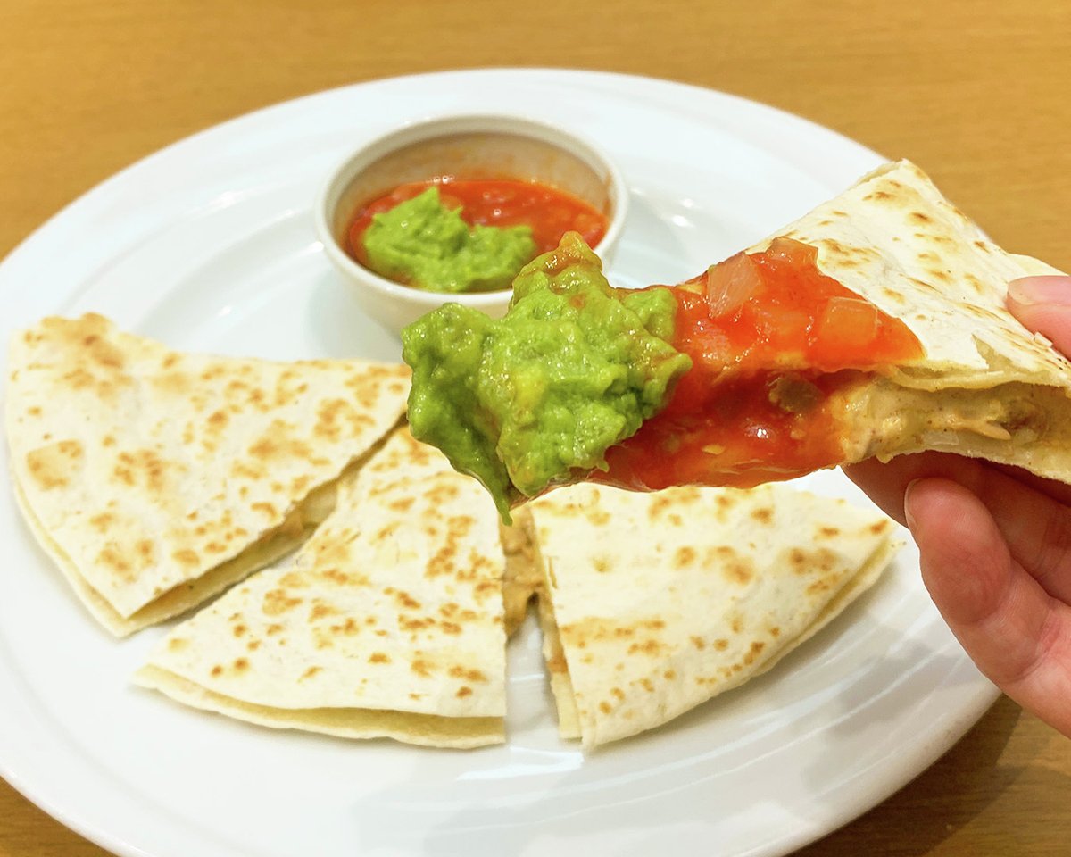 cocos_campaign's tweet photo. チャンキーチキンとオニオンのピリ辛メキシコ風ピザ🍕🔥
 
_＿＿ハ＿＿　サルサと～♪
、＿＿＿＿_丿　ガッカモーレとの～♪
　(   ˘ ω˘ )　　　  相性も抜群だよ～♪
／ つ🪇つ🪇゛　　      
#メキシカン・ケサディーヤ #ココス https://t.co/h9wWdSPZb2