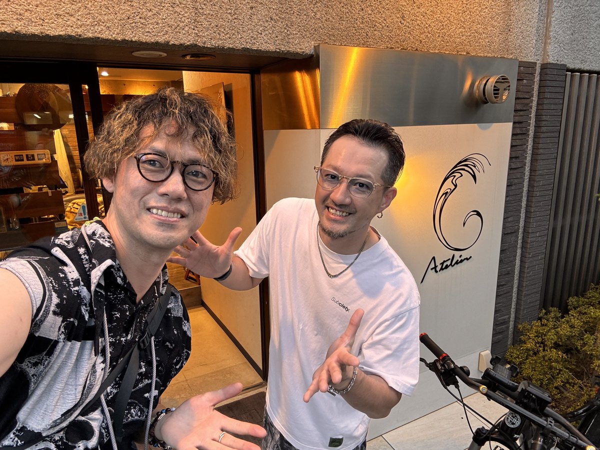 Tk4onenine3's tweet photo. 昨日は髪の毛のメンテナンスへ

AtelierGの大森さんとはいつも
話がつきず（笑）

気づいたら髪の毛セットされてて
ん？
パーマ、カットいつやった？？？
というくらいに話しまくってた。。

今回も素敵に仕上げてもらいました✂️
スッキリしていい感じ🙏 https://t.co/ymqbFjZCEu