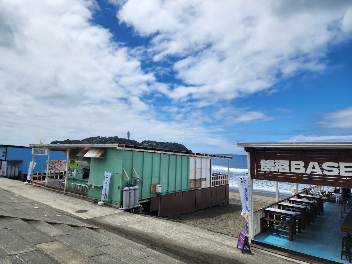 aquabluessss's tweet photo. 久々の有給💜
暇を持て余していつもの如く海の家へ
西浜は海の家がぎっちぎちに建っててちょいおしゃれなイメージ
東浜は数が少なくて呼び込みが活発w
私が好きなのは東浜
今日ものんびり呑んだくれますw https://t.co/KEOocVfFGr