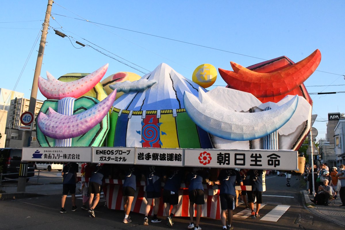 AN_the_CWs's tweet photo. #青森ねぶた 見送りまとめ

11.日本通運ねぶた実行委員会
《北天金神 東日流荒吐王》作：林広海

岩木山と四季折々の花や自然景物でしょうか。
近年の見送りは手の込んだものが多いですが、スッキリした風景描写も醍醐味の一つです。 https://t.co/BhClHVNhIs
