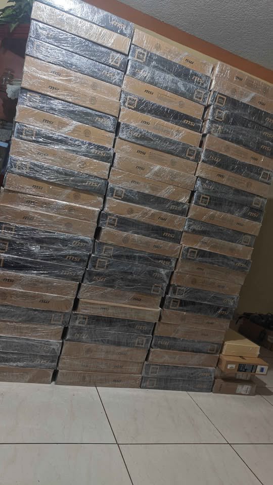 DonJulioFrausto's tweet photo. Llegó la hora de farmear de verdad, me endeude con el banco y compré 170 laptops Asus nuevas, llegaron hoy, subiré video a YouTube de esto lo más pronto posible, ojo, las venderé entre 2000 y 3000 MXN más bajo que en el mercado con un año de garantía conmigo personalmente. https://t.co/U7oOokOqN8
