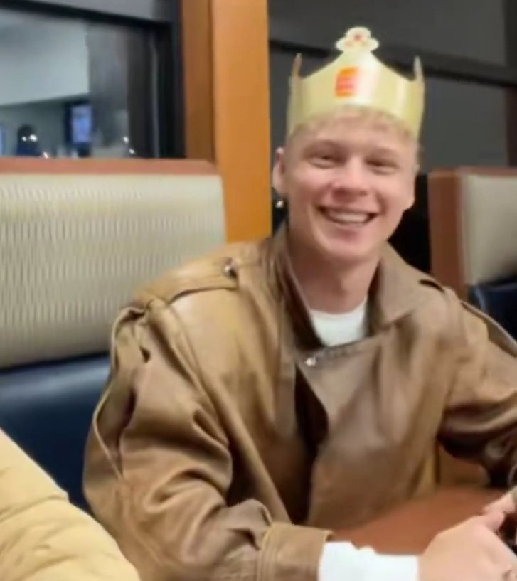 sweeteneryan's tweet photo. burger king 😃 https://t.co/t2S7PSTAuT
