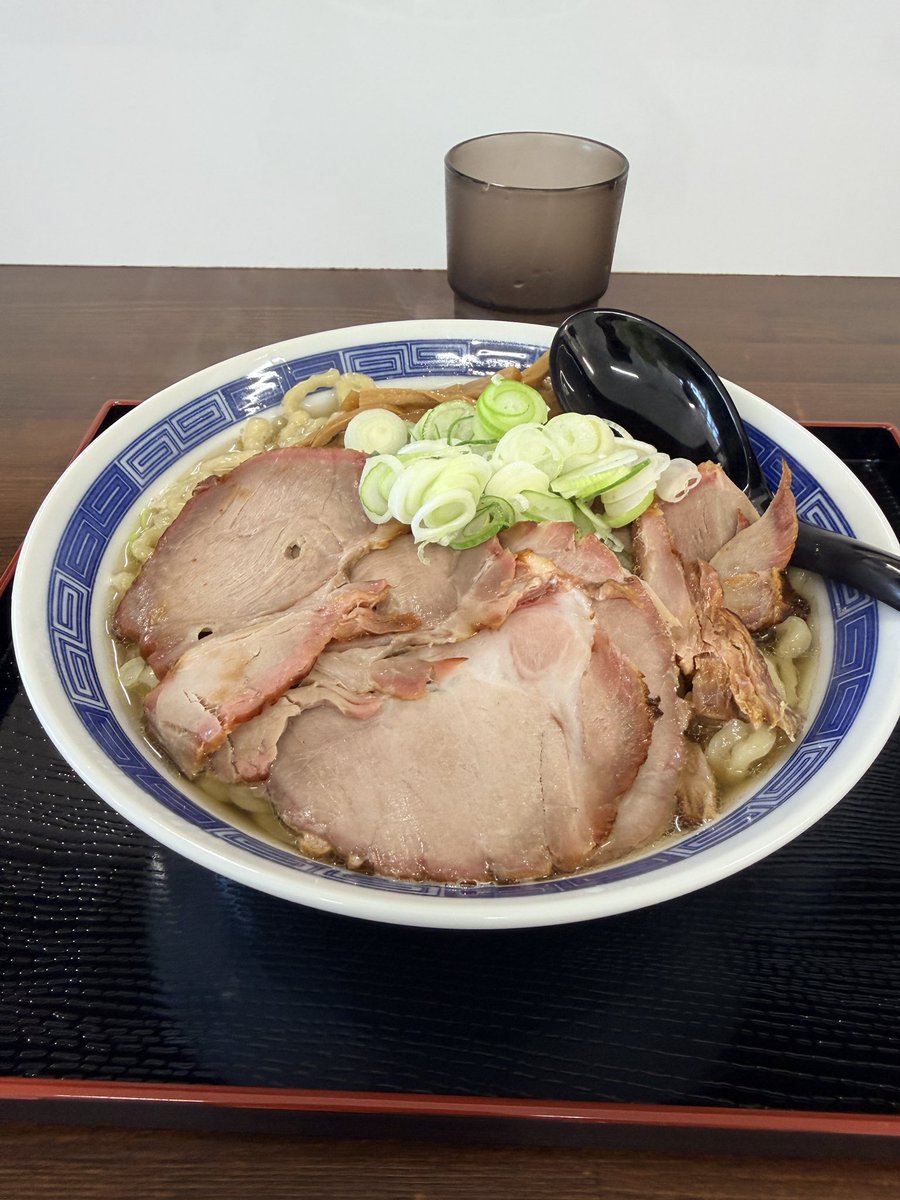 JIMOHACK3's tweet photo. 名取市にオープンした「自家製麺七だし」で、煮干ラーメン300g。

げんちゃんラーメンの元店主さんが、名取市小塚原に新店をオープン。

看板は二郎系ではなく煮干ラーメン。
スープはガツンと煮干では無く、かといって淡麗でもなく、エグみなく深い味わい。

わっしわしの噛みごたえある極太麺とデフォで多めのチャーシューも良い感じ。

麺量は200g〜400g、油そば系のメニューもあります。

当面の間は10:00〜14:00まで、いずれは6:00から朝ラー提供予定、不定休です。

https://t.co/TQW5rG5e9z