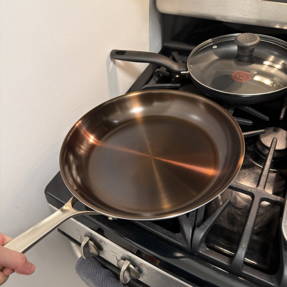 shelascomputer's tweet photo. @chrisota secured the carbon steel pan and just finished seasoning it ! Got a nice bronze patina 🤓 can’t wait to cook with it 🍳 🐟 https://t.co/jy4AyNFITm