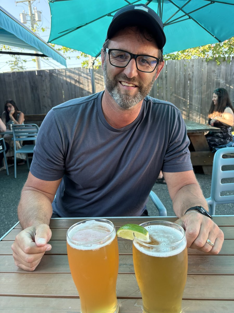 pastiscam's tweet photo. Post Myra Falls swim beers at @BeachFireBrew with an added bonus of the @craftbrewjester to round out a fantastic day!! 
@IAmCarlJensen @GordieLogan @gord_newton @StonerMay @BCAleTrail 
#BCCraftBeerQuest 
#IPromiseTheresBeerLeft https://t.co/Mu4FErx8fr